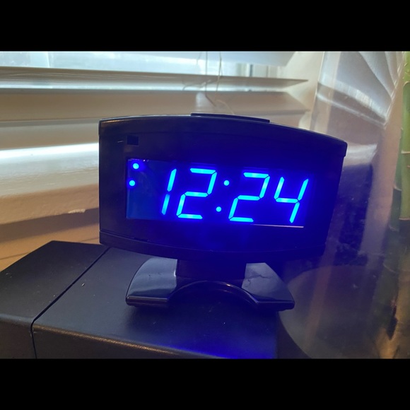 Sharp Model SPC106Digital Alarm Clock Display Blue Shape of Flatscreen TV - Picture 6 of 12